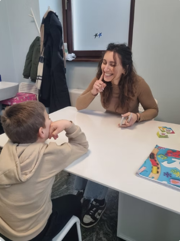 Sabina Bonardi in seduta con una bambina