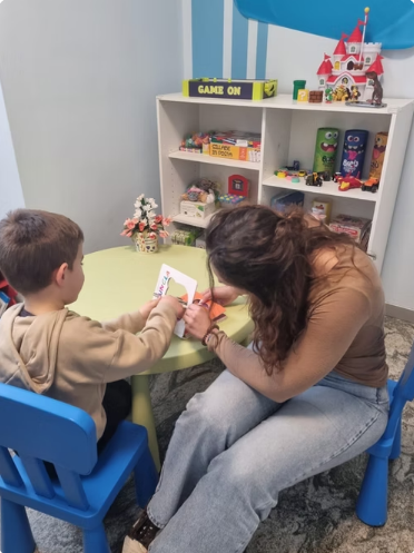 Sabina Bonardi con un bambino al tavolino